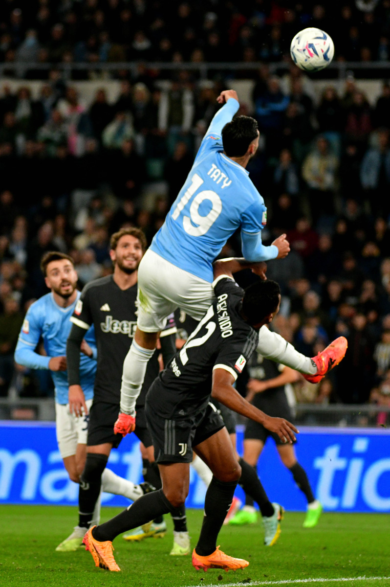 清晨皇家马德里豪取连胜:英超节点到来,球迷炸锅,训练强度明显提升(皇家马德里参加什么联赛) 清晨皇家马德里豪取连胜:英超节点到来,球迷炸锅,训练强度明显提升(皇家马德里参加什么联赛)